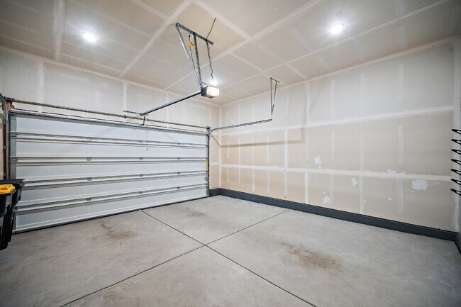 Building Photo - Modern 4 Bedroom, 2 Bathroom Westside Home with Balcony Views of Garden of the Gods!