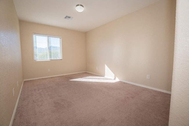 Building Photo - Stunning 2-Story Home in the Holiday Community!