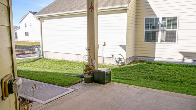 Building Photo - Single Family |2nd Floor Loft | Washer/ Dr...