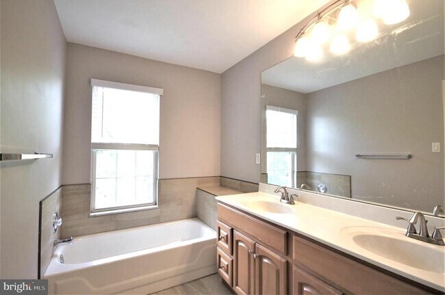 Building Photo - 1702 Old Mill Ct