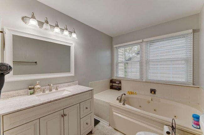 Building Photo - 3615 Fairfax Ct E