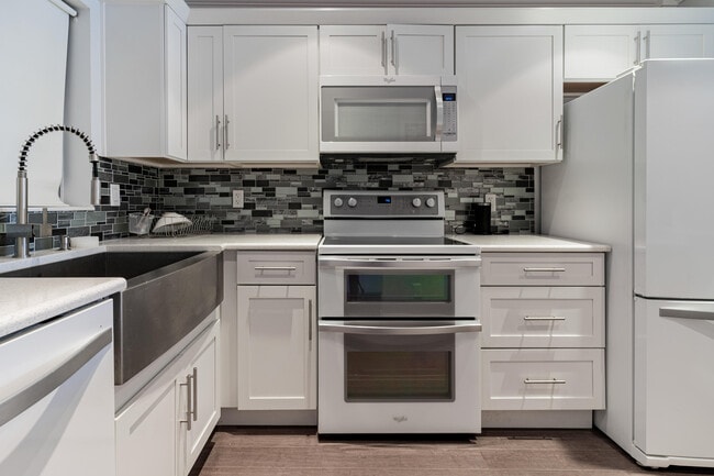 Building Photo - 3605 NE 32nd Ave