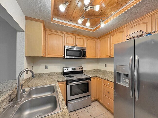 Building Photo - SD: Comfortable 2BD/2BA Condo in Golden Hill with A/C, Reserved Parking & In-Unit Laundry