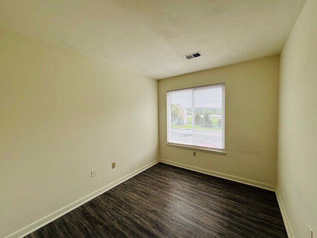 Building Photo - 1203 University Terrace