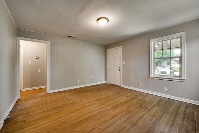 Building Photo - Freshly renovated!!! 3 Bed 1 Bath 1040 sqf...