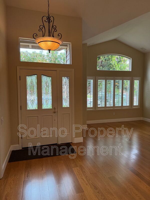 Building Photo - 685 Hillcrest Cir