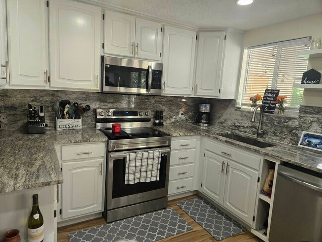 Building Photo - 1593 Manzanita Dr