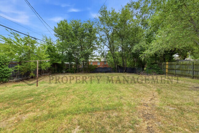 Building Photo - 374 N Hillcrest St