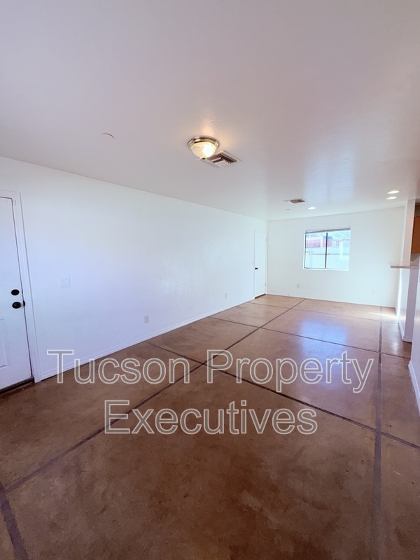 Building Photo - 1412 E 25th St