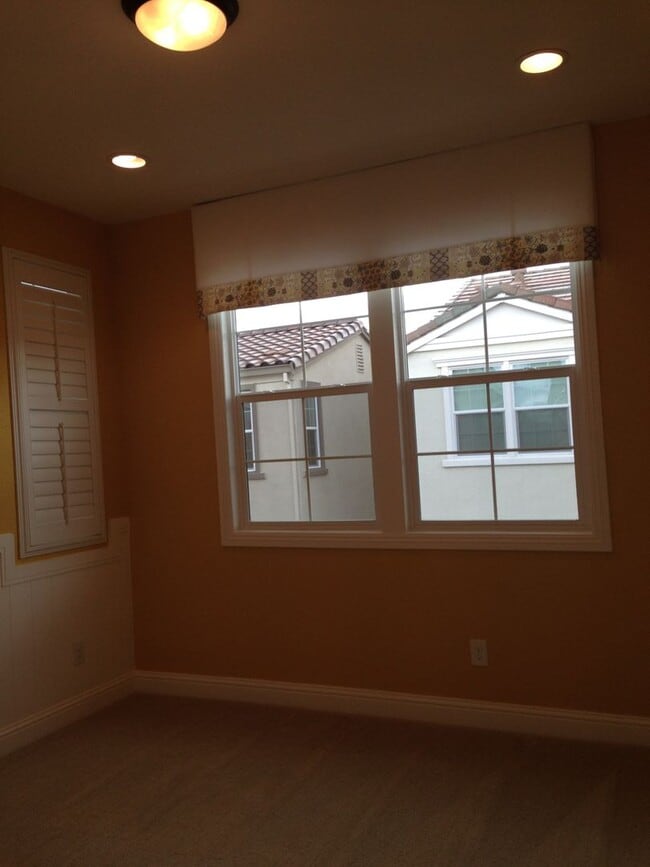 Building Photo - Gorgeous Model Spacious Folsom Unit!