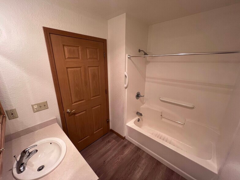 Building Photo - 996 Primrose Ln