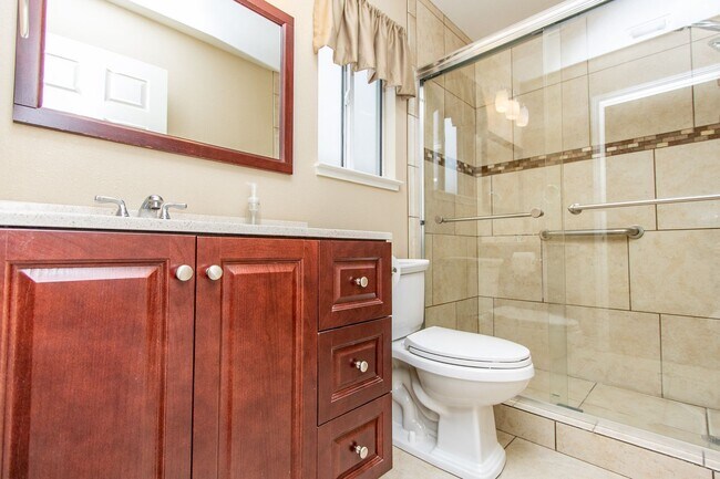 Building Photo - Beautiful Spacious Country Living Home!