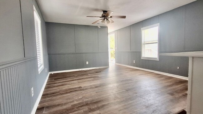 Building Photo - PCB Rental 2 BR / 1 BA - Convenient to it ...