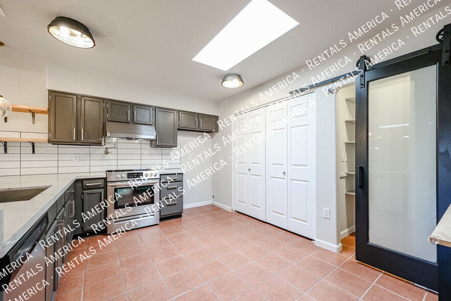 Building Photo - 1413 N Oak St