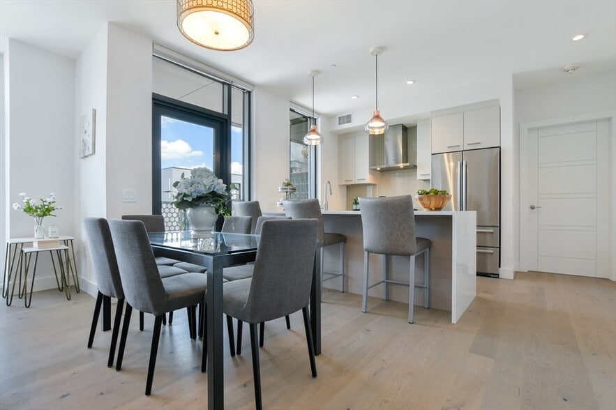 Building Photo - 32 Traveler St