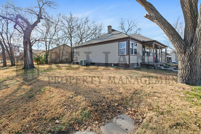 Building Photo - 1125 W 16th St N