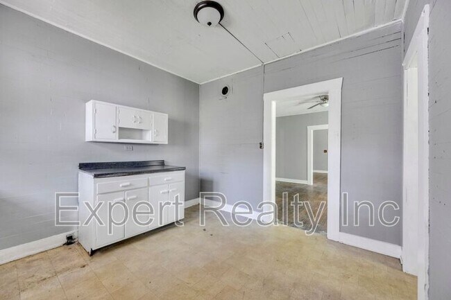 Building Photo - 608 5th Ave