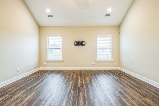 Building Photo - Charming 3BR House in Warrenville