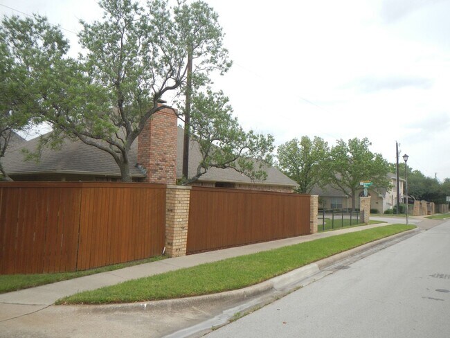Building Photo - Amazing home - minutes from Grapevine Main...