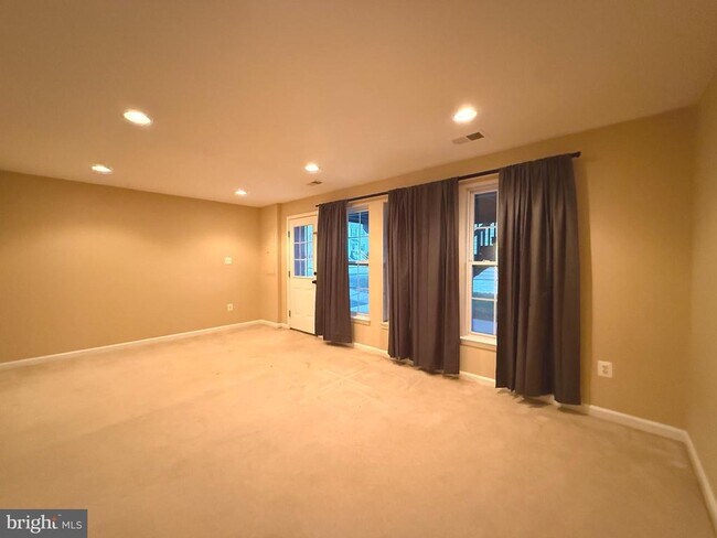 Building Photo - 60 Deerbrook Dr