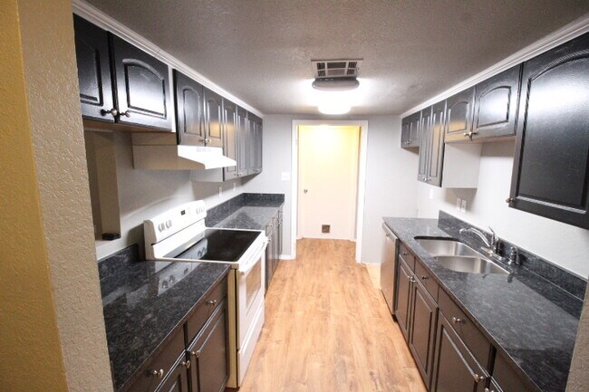 Building Photo - 1932 Lariat Cir