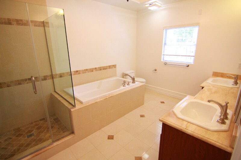 Building Photo - 10640 Woodbridge St