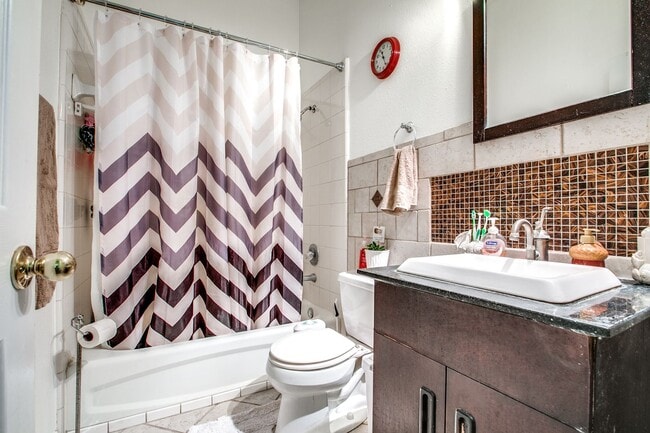 Building Photo - Charming Single Story Home In Gated Oakridge Pointe!