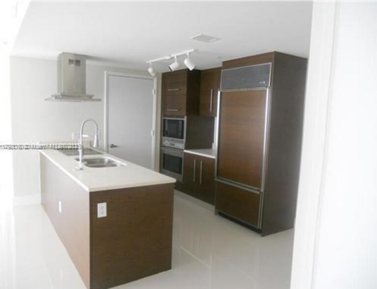 Building Photo - 475 Brickell Ave