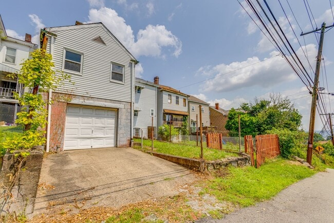 Building Photo - AVAILABLE July 2026 - Huge 5 Bedroom, 2 Bath Home in South Side Slopes w/ Garage Attached!