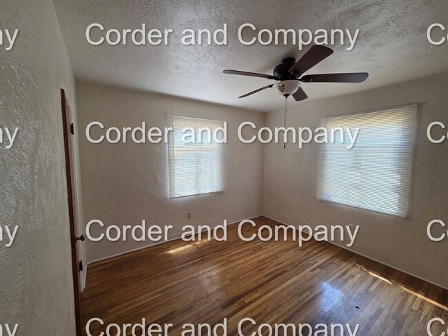 Building Photo - Cute 2 Bedroom 1 Bathroom Duplex Located i...