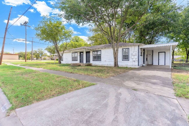 Building Photo - Cozy 2 Bedroom 1 Bath Duplex in Cleburne TX. 50% off One Month’s Rent!