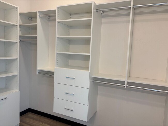 Building Photo - Modern Midtown Living | 2 Bed, 2 Bath Near...