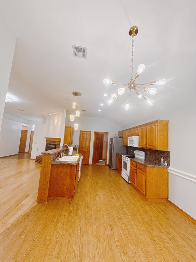 Building Photo - 14001 Land Run Rd