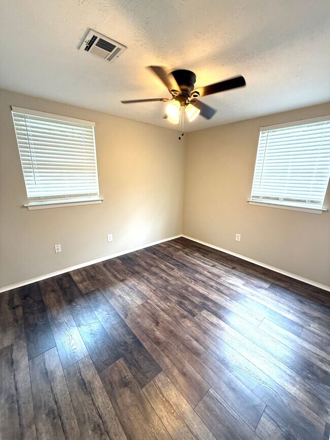 Building Photo - 224 Lilac Dr