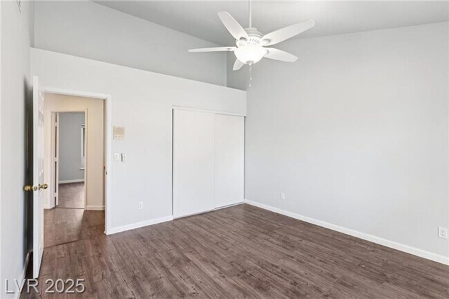 Building Photo - SPACIOUS 3BEDROOM SINGLE STORY TOWNHOME IN...