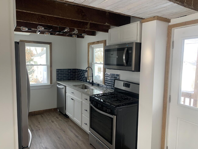 Building Photo - "Charming 2-Bed Retreat with Finished Base...