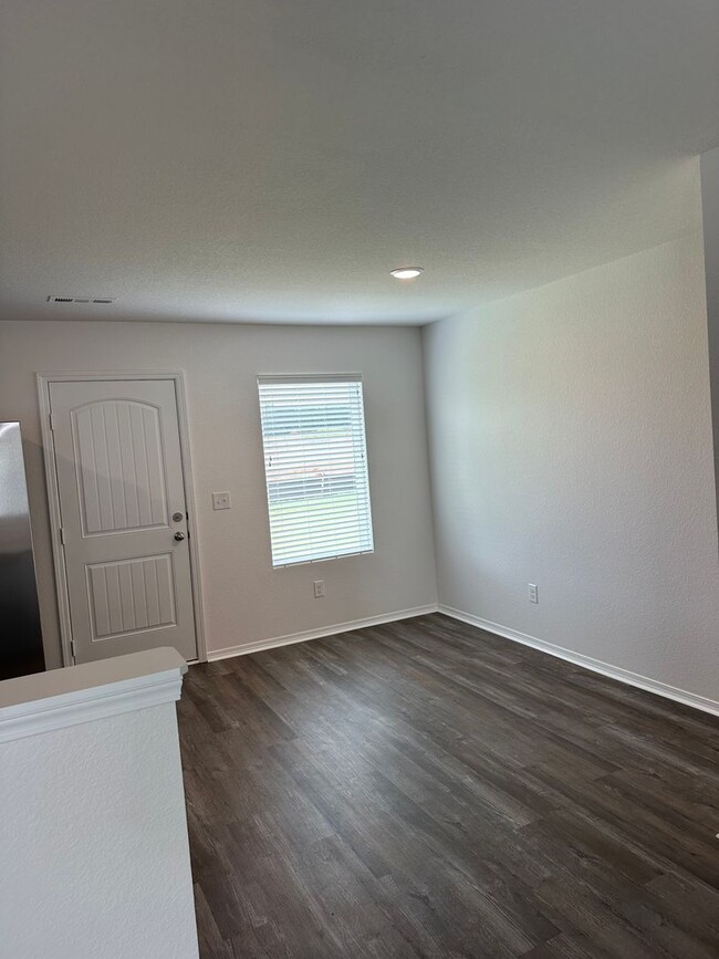 Building Photo - *Pre-leasing* NEWER Three Bedroom | Two Ba...