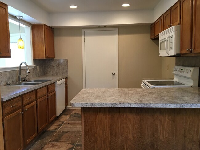 Building Photo - 3 Bed/2 Bath Home with Additional Space -- Available After August 10, 2026