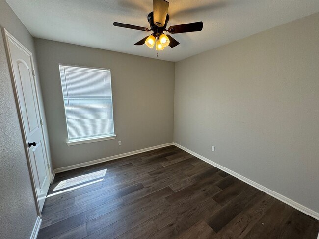 Building Photo - Updated Private Duplex