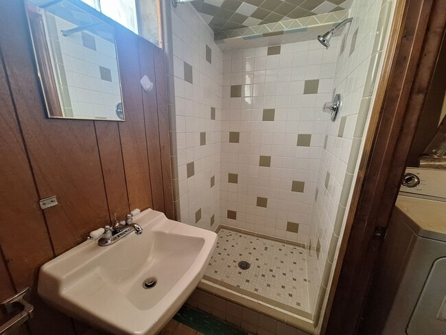 Building Photo - Charming 3 bedroom bungalow freshly updated