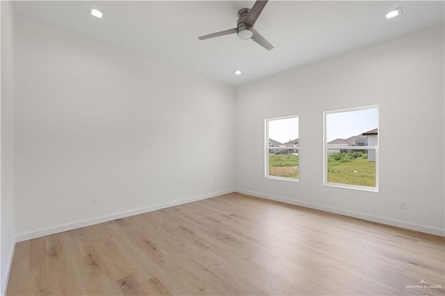 Building Photo - 19 N Brushfield Ave