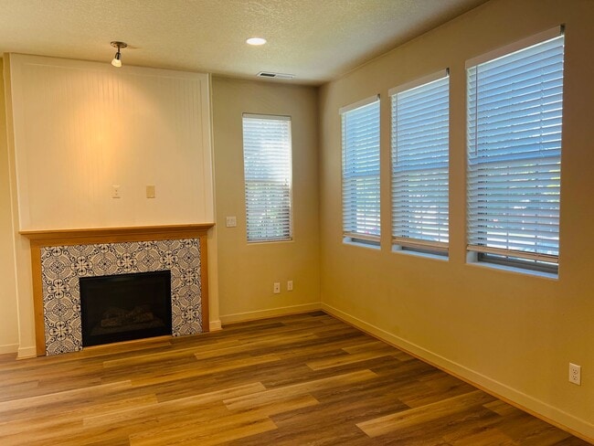 Building Photo - Charming Tudor in Edgewater on The Tualatin