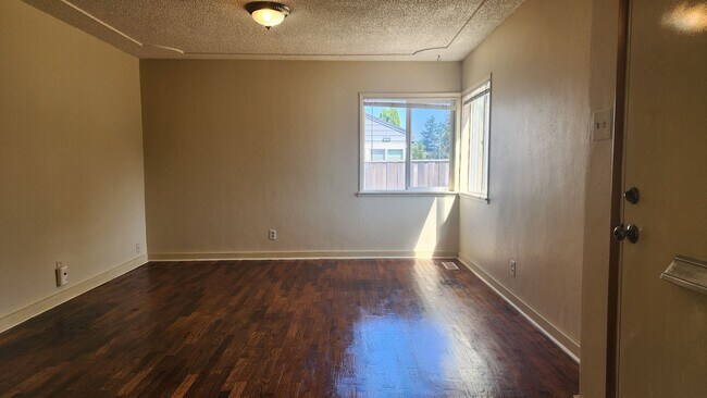 Building Photo - West Tacoma Cozy 2 Bedroom