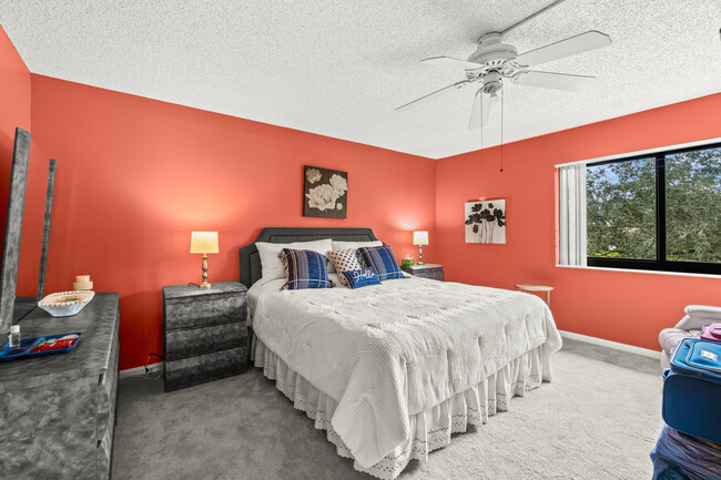 Building Photo - 5687 Fairway Park Dr