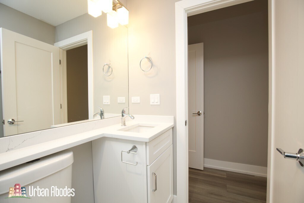 Building Photo - 3937 N Janssen Ave