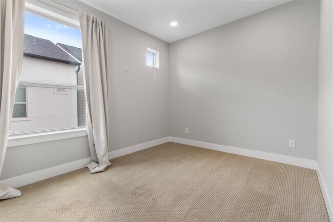 Building Photo - 719 Schwartz St