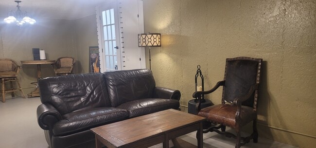 Building Photo - 1613 Draw St