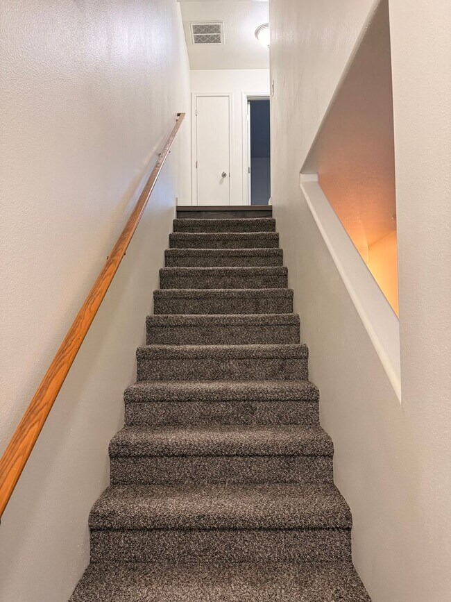 Building Photo - 2631-2631 Howard St