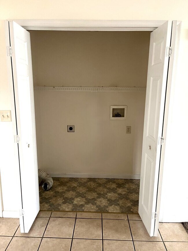 Building Photo - 152 Lantern Ln