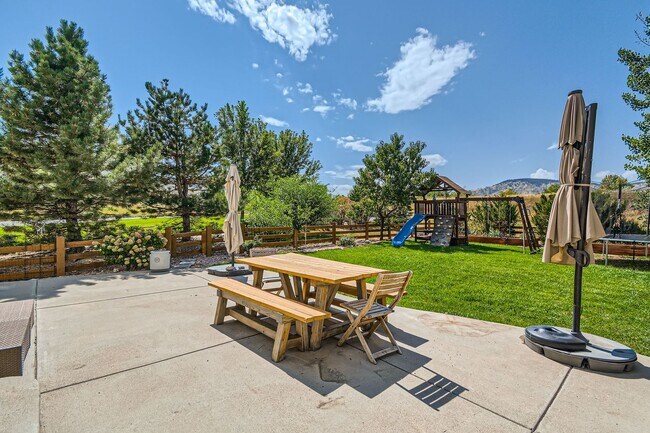 Building Photo - Beautiful 4 Bedroom Home with Stunning Vie...